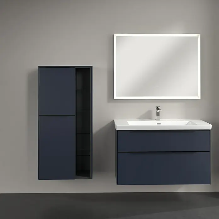 Villeroy & Boch Subway 3.0 Seitenschrank - B x T x H: 57,4 x 36,2 x 120 cm, Marine Blue, DIN Anschlag: Links, Farbe Griff: Volcano Black - Elegantes Badezimmer-Set in Dunkelblau mit Waschtischunterschrank, Waschbecken und Spiegelschrank für ein modernes Ambiente.