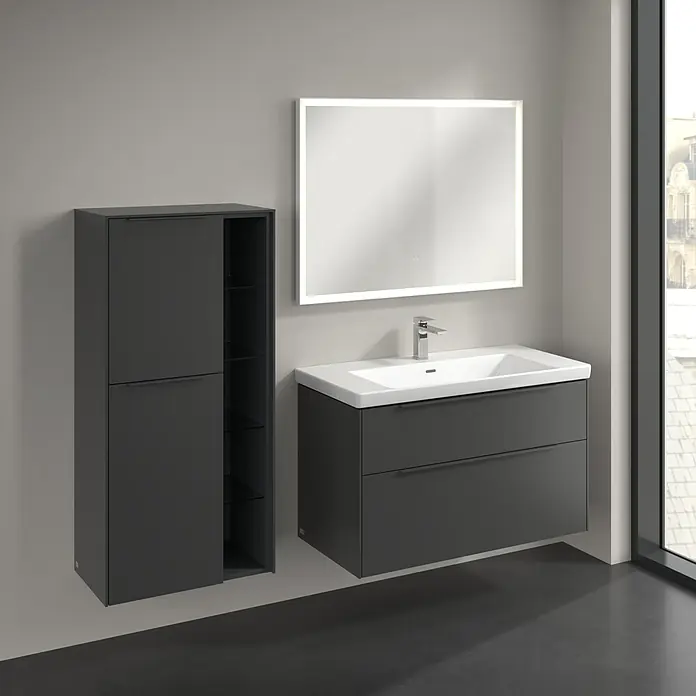 Villeroy & Boch Subway 3.0 Seitenschrank - B x T x H: 57,4 x 36,2 x 120 cm, Graphite, DIN Anschlag: Links, Farbe Griff: Monochrom - Badezimmer-Set mit einem Waschbeckenunterschrank mit zwei Schubladen, einem Spiegelschrank mit Beleuchtung und einem Hochschrank in Anthrazit.