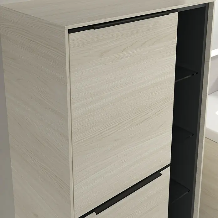 Villeroy & Boch Subway 3.0 Seitenschrank - B x T x H: 57,4 x 36,2 x 120 cm, White Oak, DIN Anschlag: Links, Farbe Griff: Volcano Black - Das Foto zeigt einen modernen Schuhschrank mit hellholzfarbenen Fronten und schwarzen Griffen, der Stauraum und Stil vereint.