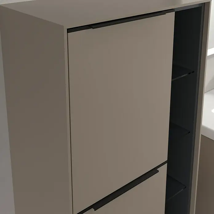 Villeroy & Boch Subway 3.0 Seitenschrank - B x T x H: 57,4 x 36,2 x 120 cm, Taupe, DIN Anschlag: Links, Farbe Griff: Volcano Black - Nahaufnahme eines modernen beigen Schranks mit dunklen Griffen und Regalen.