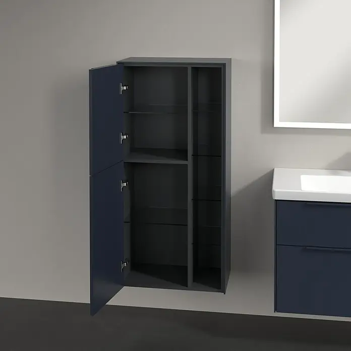 Villeroy & Boch Subway 3.0 Seitenschrank - B x T x H: 57,4 x 36,2 x 120 cm, Marine Blue, DIN Anschlag: Links, Farbe Griff: Monochrom - Offener Badezimmerschrank in dunklem Blau mit Glasablagen. Moderner und stilvoller Stauraum für Ihr Badezimmer.