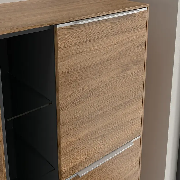 Villeroy & Boch Subway 3.0 Seitenschrank - B x T x H: 57,4 x 36,2 x 120 cm, Kansas Oak, DIN Anschlag: Rechts, Farbe Griff: Aluminium glänzend - Holzfarbener Schuhschrank mit Griffen und offenen Regalen. Das Möbelstück bietet praktischen Stauraum für Schuhe im Eingangsbereich.