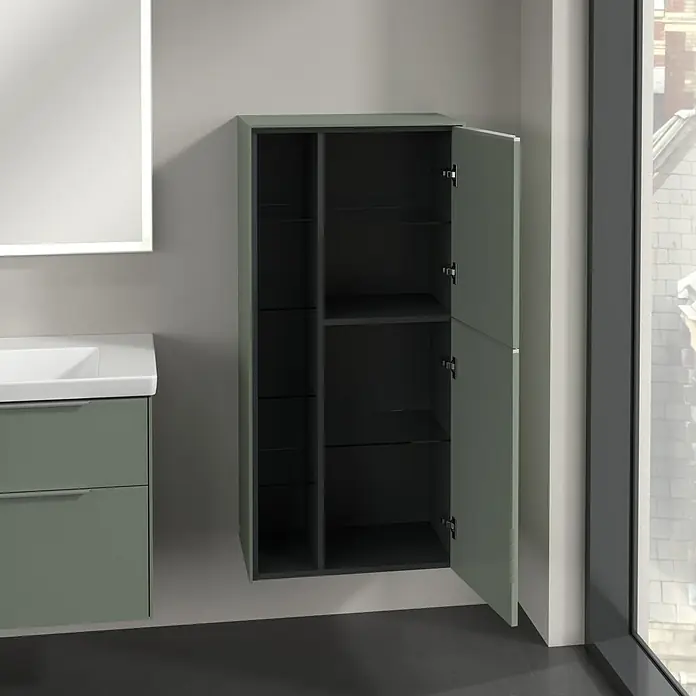 Villeroy & Boch Subway 3.0 Seitenschrank - B x T x H: 57,4 x 36,2 x 120 cm, Soft Green, DIN Anschlag: Rechts, Farbe Griff: Aluminium glänzend - Grauer Badezimmerschrank mit offenen Regalen und einer Tür. Das Möbelstück ist modern und bietet Stauraum im Bad.