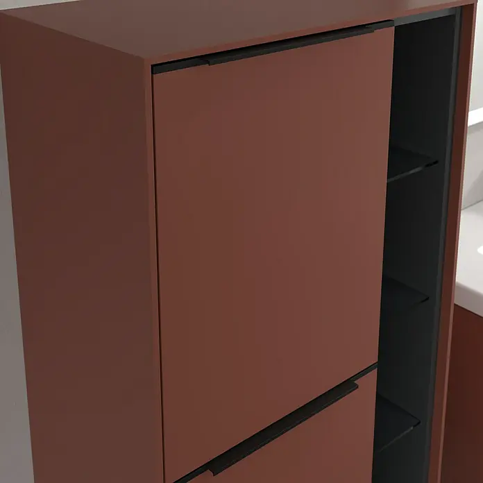 Villeroy & Boch Subway 3.0 Seitenschrank - B x T x H: 57,4 x 36,2 x 120 cm, Wine Red, DIN Anschlag: Links, Farbe Griff: Volcano Black - Nahaufnahme eines modernen, rotbraunen Badezimmerschranks mit schwarzen Griffen und offenen Regalen.