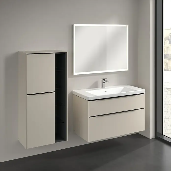 Villeroy & Boch Subway 3.0 Seitenschrank - B x T x H: 57,4 x 36,2 x 120 cm, Cashmere Grey, DIN Anschlag: Links, Farbe Griff: Volcano Black - Moderne Badezimmer-Kombination mit Waschtischunterschrank, Spiegelschrank und Hochschrank in elegantem Beige.