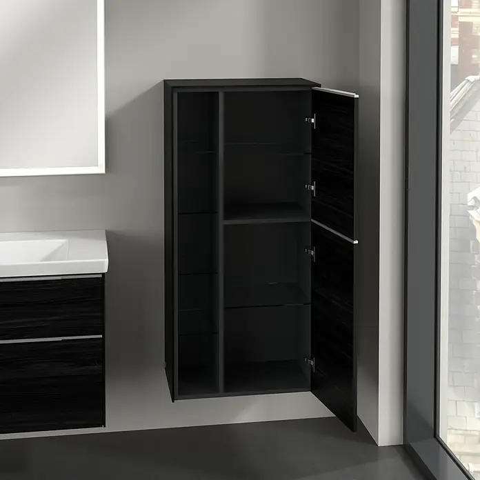 Villeroy & Boch Subway 3.0 Seitenschrank - B x T x H: 57,4 x 36,2 x 120 cm, Black Oak, DIN Anschlag: Rechts, Farbe Griff: Aluminium glänzend - Ein moderner Badezimmerschrank in dunklem Holzdesign mit offenen Fächern und einer geöffneten Tür. Der Schrank hängt an einer grauen Wand.