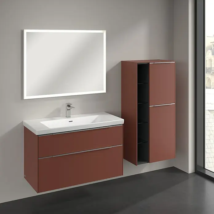 Villeroy & Boch Subway 3.0 Seitenschrank - B x T x H: 57,4 x 36,2 x 120 cm, Wine Red, DIN Anschlag: Rechts, Farbe Griff: Aluminium glänzend - Elegantes Badezimmer-Ensemble mit einem Waschtischunterschrank in Terrakotta, einem passenden Spiegelschrank und einem beleuchteten Spiegel.