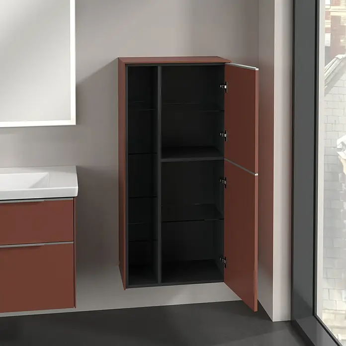 Villeroy & Boch Subway 3.0 Seitenschrank - B x T x H: 57,4 x 36,2 x 120 cm, Wine Red, DIN Anschlag: Rechts, Farbe Griff: Aluminium glänzend - Modernes Badezimmer mit einem offenen Hochschrank in auffälligem Rotbraun, der zusätzlichen Stauraum bietet und das Design ergänzt.