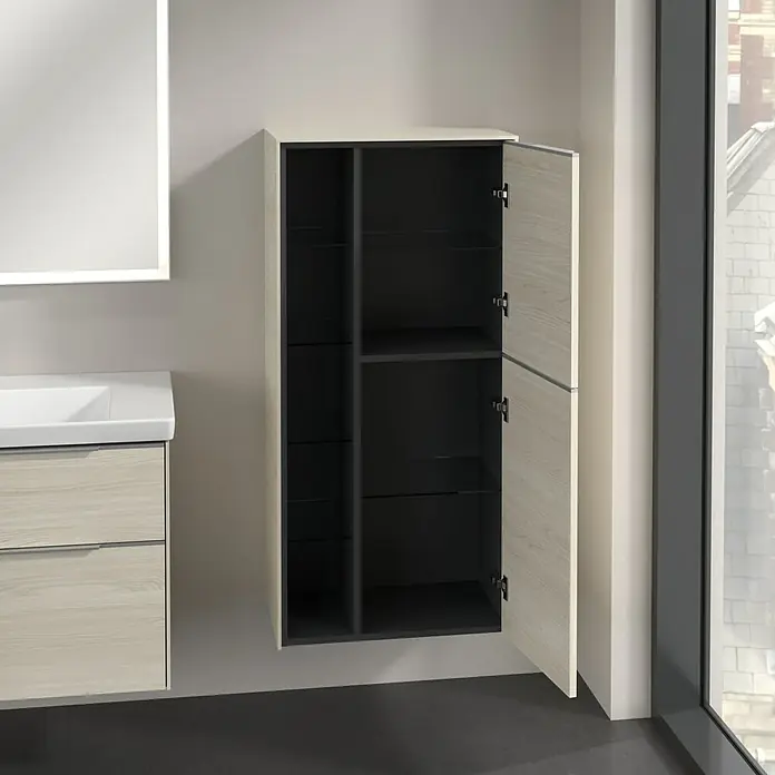 Villeroy & Boch Subway 3.0 Seitenschrank - B x T x H: 57,4 x 36,2 x 120 cm, White Oak, DIN Anschlag: Rechts, Farbe Griff: Aluminium glänzend - Ein moderner Badezimmerschrank in hellem Holzdekor mit dunklen Innenfächern und einer geöffneten Tür. Praktische Badmöbel für mehr Stauraum und Ordnung.