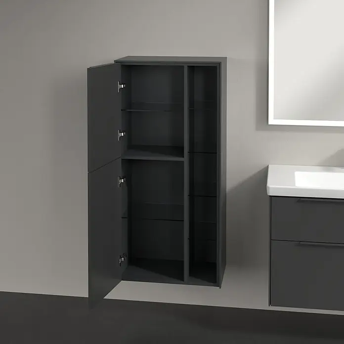Villeroy & Boch Subway 3.0 Seitenschrank - B x T x H: 57,4 x 36,2 x 120 cm, Graphite, DIN Anschlag: Links, Farbe Griff: Monochrom - Der graue Hängeschrank mit Glastablaren ist offen und neben dem Waschbeckenunterschrank und einem Spiegel montiert.