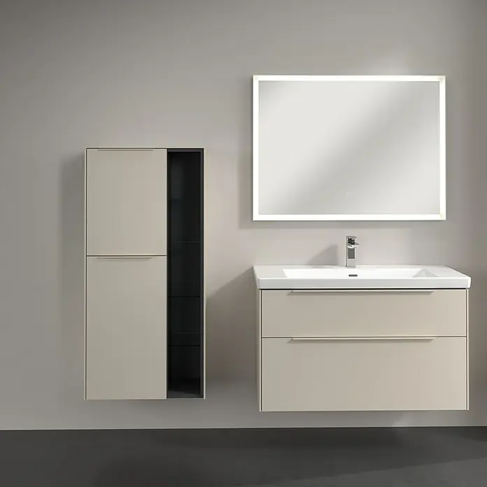 Villeroy & Boch Subway 3.0 Seitenschrank - B x T x H: 57,4 x 36,2 x 120 cm, Cashmere Grey, DIN Anschlag: Links, Farbe Griff: Monochrom - Elegantes Badezimmerensemble mit einem Waschtischunterschrank in Beige, einem hochmodernen LED-Spiegel und einem passenden Hängeschrank.