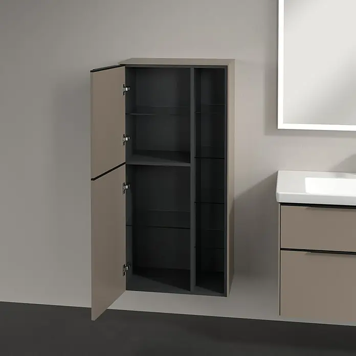 Villeroy & Boch Subway 3.0 Seitenschrank - B x T x H: 57,4 x 36,2 x 120 cm, Taupe, DIN Anschlag: Links, Farbe Griff: Volcano Black - Das Bild zeigt einen offenen, grauen Hängeschrank mit Glasböden, der Teil einer Badezimmereinrichtung mit einem Waschbecken und Spiegel ist.