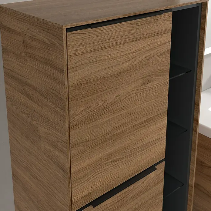 Villeroy & Boch Subway 3.0 Seitenschrank - B x T x H: 57,4 x 36,2 x 120 cm, Kansas Oak, DIN Anschlag: Links, Farbe Griff: Volcano Black - Nahaufnahme eines modernen Schuhschranks mit Holzstruktur und eleganten, schwarzen Griffen. Das Innere verfügt über praktische Regale.
