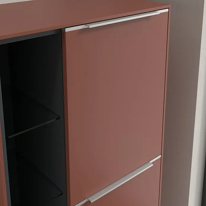 Villeroy & Boch Subway 3.0 Seitenschrank - B x T x H: 57,4 x 36,2 x 120 cm, Wine Red, DIN Anschlag: Rechts, Farbe Griff: Aluminium glänzend - Nahaufnahme eines modernen Schuhschranks mit schiefergrauem Innenraum und Terracotta-farbener Außenseite, akzentuiert durch silberne Griffe.