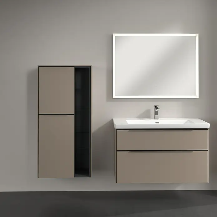 Villeroy & Boch Subway 3.0 Seitenschrank - B x T x H: 57,4 x 36,2 x 120 cm, Taupe, DIN Anschlag: Links, Farbe Griff: Volcano Black - Badezimmer-Interieur mit modernem Waschtischunterschrank in Braun, Spiegelschrank und beleuchtetem Spiegel für ein stilvolles Ambiente.