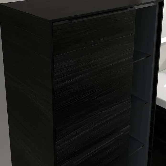 Villeroy & Boch Subway 3.0 Seitenschrank - B x T x H: 57,4 x 36,2 x 120 cm, Black Oak, DIN Anschlag: Links, Farbe Griff: Volcano Black - Nahaufnahme eines schwarzen Badezimmerschranks mit Holzmaserung und Glasböden, der Eleganz und Funktionalität im Badezimmer vereint.