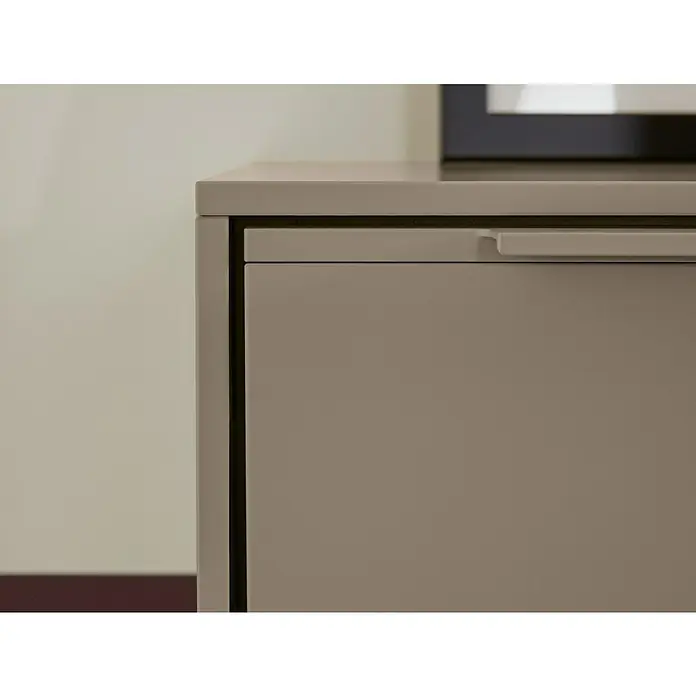 Villeroy & Boch Subway 3.0 Seitenschrank - B x T x H: 57,4 x 36,2 x 120 cm, Taupe, DIN Anschlag: Links, Farbe Griff: Monochrom - Nahaufnahme einer eleganten, grauen Kommode mit minimalistischem Griff. Die Kommode steht vor einer schlichten Wand.