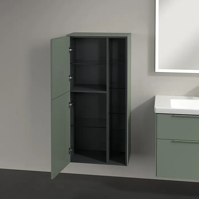 Villeroy & Boch Subway 3.0 Seitenschrank - B x T x H: 57,4 x 36,2 x 120 cm, Soft Green, DIN Anschlag: Links, Farbe Griff: Monochrom - Offener Badezimmerschrank in Salbeigrün mit Glasböden. Moderne Badmöbel zur stilvollen Aufbewahrung im Badezimmer.