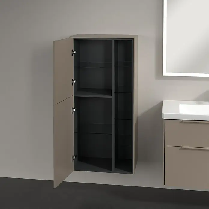 Villeroy & Boch Subway 3.0 Seitenschrank - B x T x H: 57,4 x 36,2 x 120 cm, Taupe, DIN Anschlag: Links, Farbe Griff: Monochrom - Ein offener Badezimmerschrank mit mehreren Glasregalen ist neben einem Waschbecken und einem beleuchteten Spiegel an der Wand montiert.