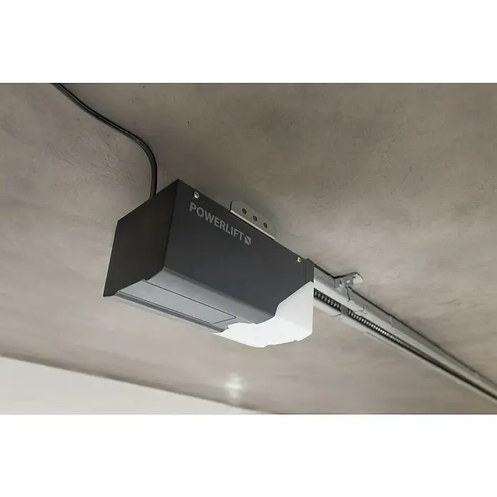 Schellenberg Garagentorantrieb Powerlift 550N - Torfläche: 8 m², Zugkraft: 550 N - Ein Powerlift Garagentoröffner ist an einer Betondecke montiert. Das Gerät ist grau mit einem weißen Detail.