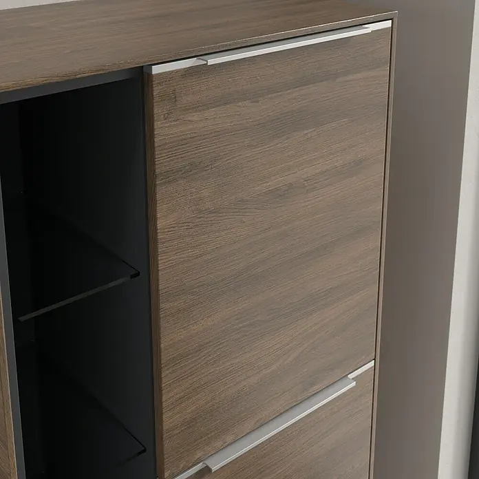 Villeroy & Boch Subway 3.0 Seitenschrank - B x T x H: 57,4 x 36,2 x 120 cm, Arizona Oak, DIN Anschlag: Rechts, Farbe Griff: Aluminium glänzend - Nahaufnahme eines Schuhschranks mit Holzstruktur und silbernen Griffen. Der Schrank verfügt über offene Fächer mit Glasböden.