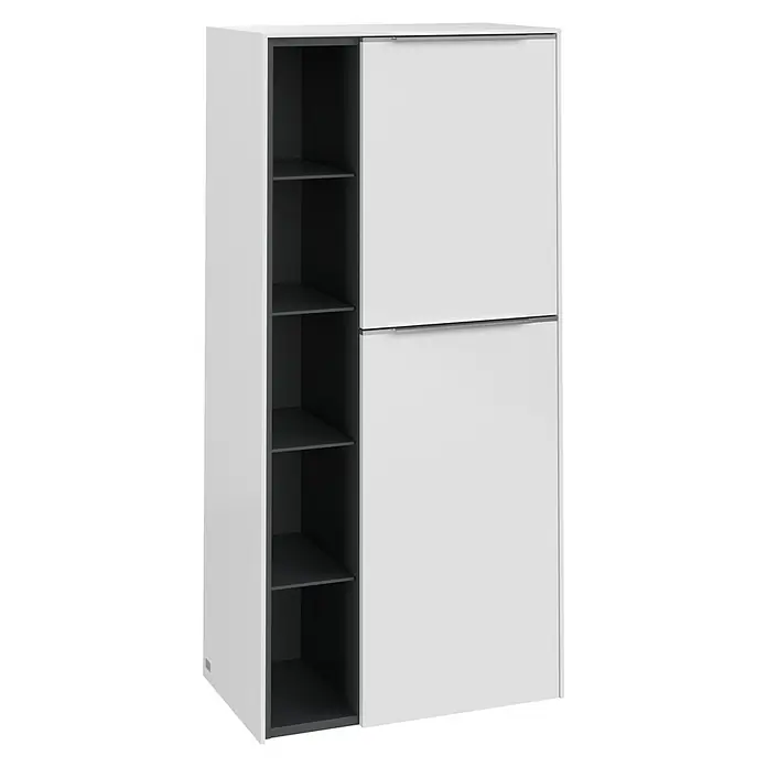 Villeroy & Boch Subway 3.0 Seitenschrank - B x T x H: 57,4 x 36,2 x 120 cm, Brilliant White, DIN Anschlag: Rechts, Farbe Griff: Aluminium glänzend - Ein moderner Schrank in Weiß und Grau mit Schiebetüren und offenen Regalen. Er bietet sowohl Stauraum als auch Ausstellungsfläche.