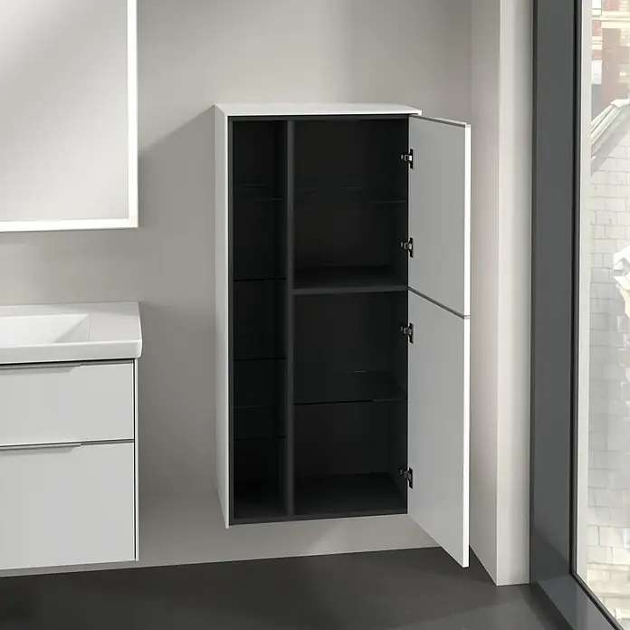 Villeroy & Boch Subway 3.0 Seitenschrank - B x T x H: 57,4 x 36,2 x 120 cm, Pure White, DIN Anschlag: Rechts, Farbe Griff: Aluminium glänzend - Badezimmer mit weißem Waschbeckenunterschrank und offenem Hängeschrank mit Glasböden für Badutensilien.