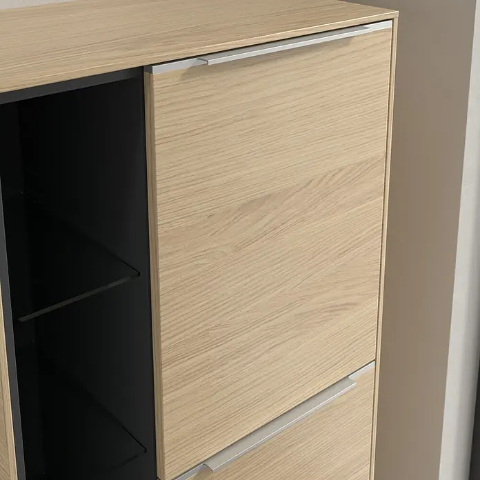 Villeroy & Boch Subway 3.0 Seitenschrank - B x T x H: 57,4 x 36,2 x 120 cm, Nordik Oak, DIN Anschlag: Rechts, Farbe Griff: Aluminium glänzend - Nahaufnahme eines modernen Holzschranks mit Schubladen und Regalen, ideal für stilvolle Aufbewahrungslösungen.