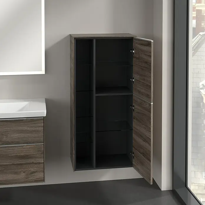 Villeroy & Boch Subway 3.0 Seitenschrank - B x T x H: 57,4 x 36,2 x 120 cm, Stone Oak, DIN Anschlag: Rechts, Farbe Griff: Aluminium glänzend - Ein offener, grauer Badezimmerschrank mit Regalen, der an einer Wand neben einem Waschbecken und einem Spiegel hängt.