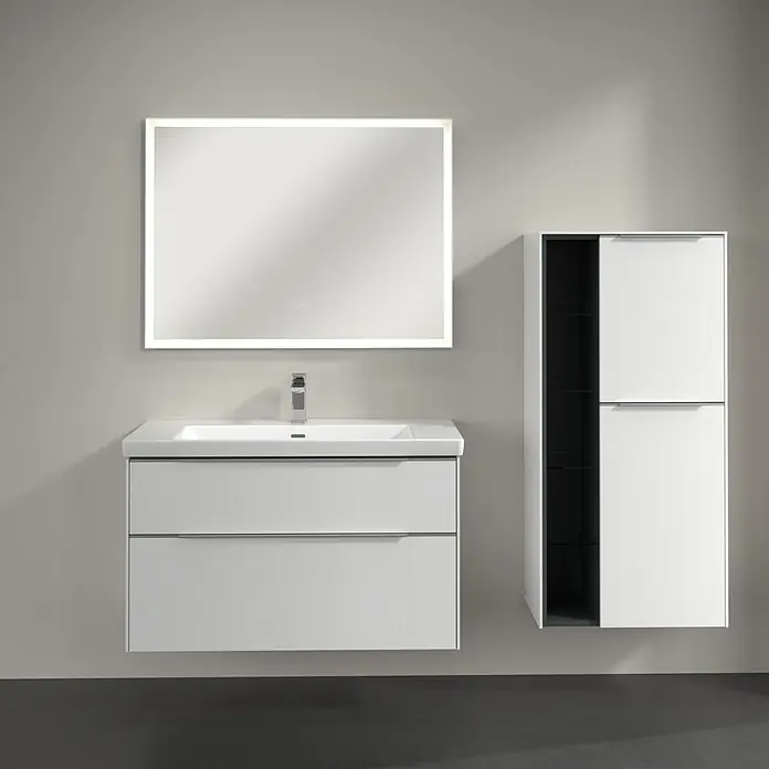 Villeroy & Boch Subway 3.0 Seitenschrank - B x T x H: 57,4 x 36,2 x 120 cm, Pure White, DIN Anschlag: Rechts, Farbe Griff: Aluminium glänzend - Badezimmerensemble mit weißem Waschtischunterschrank, modernem Spiegel mit Beleuchtung und passendem Hängeschrank.