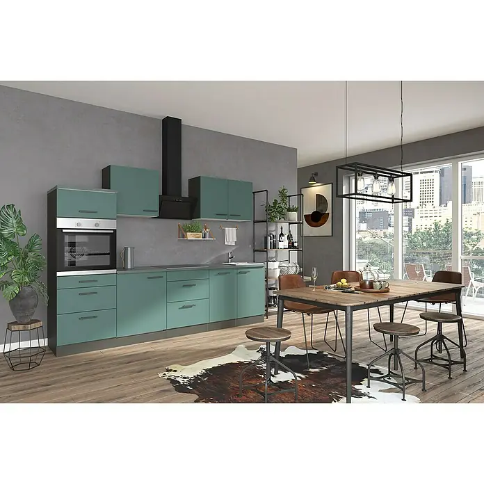 Optifit Verona405 Küchenzeile Typ 1 - Breite: 270 cm, Steingrün, Mit Elektrogeräten - Modernes Küchendesign mit grünen Schränken, schwarzer Dunstabzugshaube und Holzesstisch unter einer Industrieleuchte.