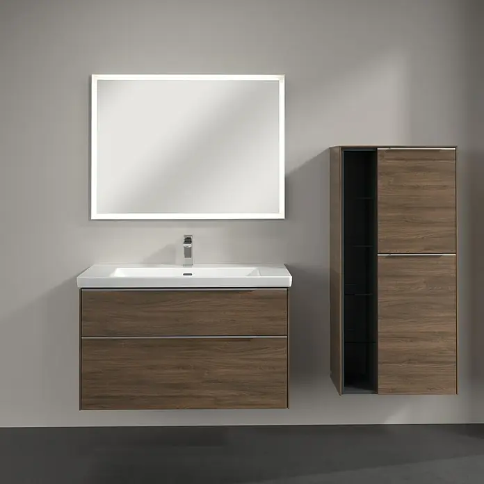 Villeroy & Boch Subway 3.0 Seitenschrank - B x T x H: 57,4 x 36,2 x 120 cm, Arizona Oak, DIN Anschlag: Rechts, Farbe Griff: Aluminium glänzend - Modernes Badezimmer-Ensemble mit Waschtischunterschrank, Waschbecken und beleuchtetem Spiegel sowie einem passenden Hochschrank.