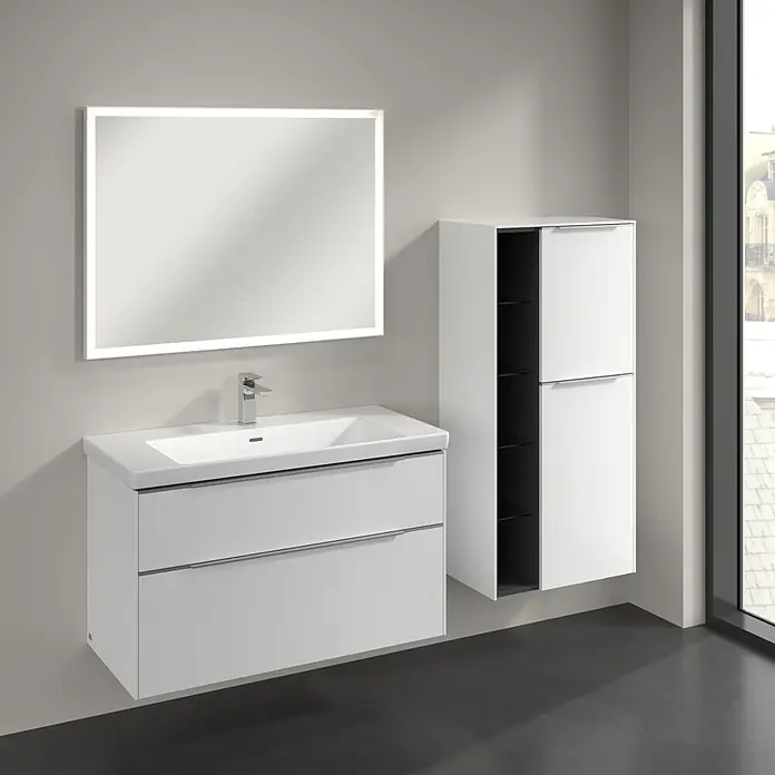 Villeroy & Boch Subway 3.0 Seitenschrank - B x T x H: 57,4 x 36,2 x 120 cm, Pure White, DIN Anschlag: Rechts, Farbe Griff: Aluminium glänzend - Ein Badezimmer mit einem Waschtisch mit zwei Schubladen, einem beleuchteten Spiegel und einem hochschrank mit weißen Türen.