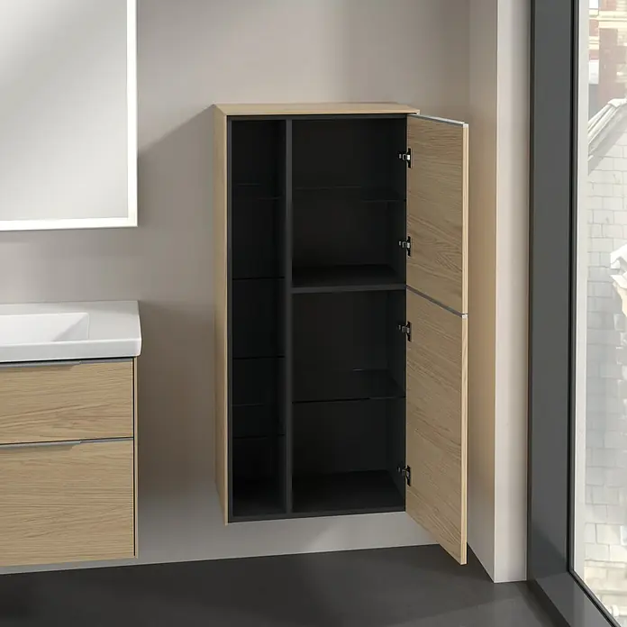 Villeroy & Boch Subway 3.0 Seitenschrank - B x T x H: 57,4 x 36,2 x 120 cm, Nordik Oak, DIN Anschlag: Rechts, Farbe Griff: Aluminium glänzend - Aufnahme eines Badezimmerschranks aus hellem Holz mit mehreren Regalböden und einer offenen Tür, daneben ein Waschbecken und ein Spiegel.