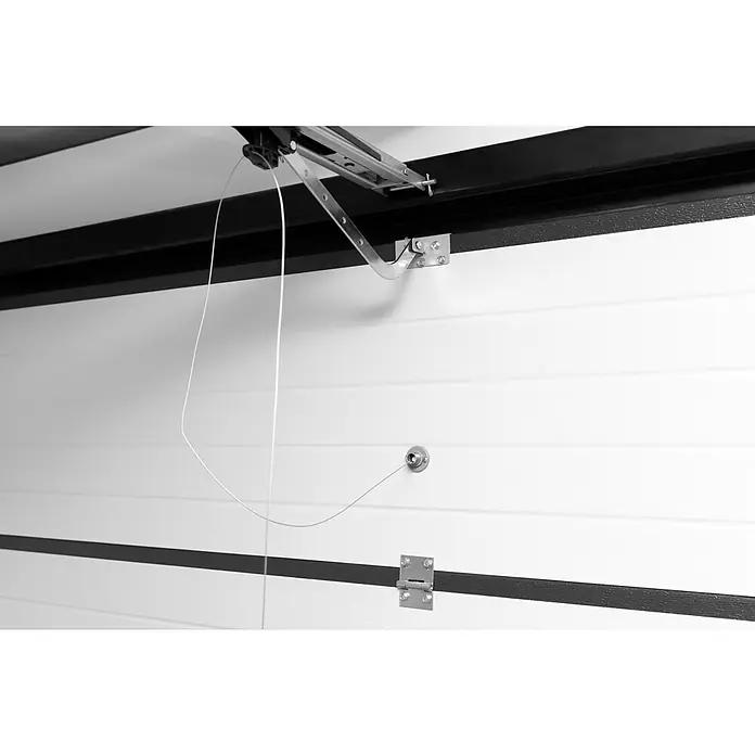 Schellenberg Notentriegelungs-Schloss Powerlift - Passend für: Garagentore bis 40 mm Stärke - Detailaufnahme einer Garagentor-Konstruktion mit einem Zugseil, das an der Deckenmechanik befestigt ist. Das Bild zeigt die Beschläge und die horizontale Paneelstruktur des Tores.