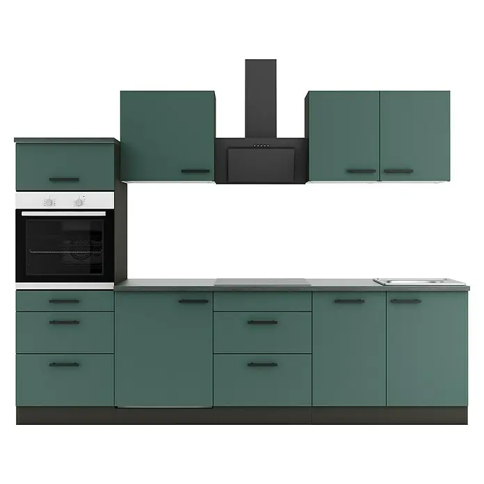 Optifit Verona405 Küchenzeile Typ 1 - Breite: 270 cm, Steingrün, Mit Elektrogeräten - Eine moderne Küche in Grün mit schwarzen Griffen, Dunstabzugshaube und weißem Ofen vor einem dunklen Hintergrund. Klare Linien dominieren.