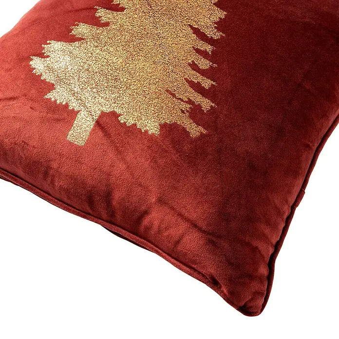 Kissen Tree Xmas - Rot, 45 x 45 cm, 100 % Polyester - Nahaufnahme eines roten Samtkissens mit einem goldenen Weihnachtsbaum-Motiv, ideal für festliche Dekorationen und gemütliche Wohnatmosphäre.