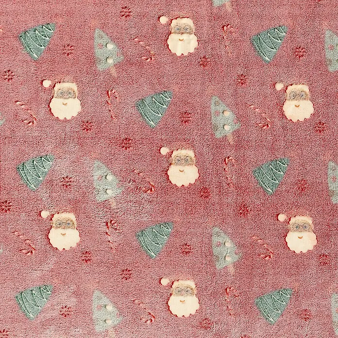Decke Cherry Xmas - Glow in the Dark - Rot, 180 x 140 cm, 100 % Polyester - Rosafarbener Stoff mit einem Muster aus Weihnachtsbäumen und Weihnachtsmann-Gesichtern. Ideal für festliche Bastelprojekte.