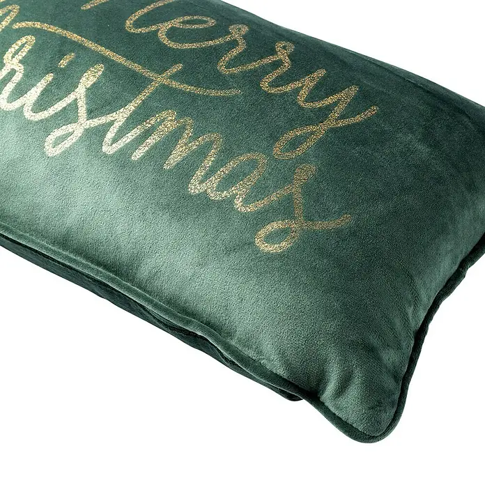 Kissen Merry Christmas - Mountain View, 50 x 30 cm - Dekokissen mit "Merry Christmas"-Aufdruck in Gold auf dunkelgrünem Samtstoff für eine festliche Atmosphäre im Wohnraum.