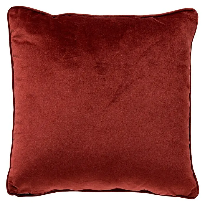 Kissen Tree Xmas - Rot, 45 x 45 cm, 100 % Polyester - Nahaufnahme eines quadratischen, dekorativen, kastanienbraunen Samtkissens mit einem umlaufenden Saum auf schwarzem Hintergrund.
