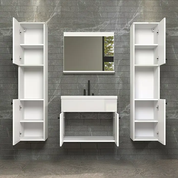 Trendteam Badmöbel-Set Haven - Gesamtbreite Badmöbel: 163 cm, Weiß, Glänzend, 5 -tlg. - Ein Badezimmer-Setup mit einem weißen, wandmontierten Waschtisch mit Unterschrank, einem Spiegel und zwei Hochschränken mit offenen Türen.