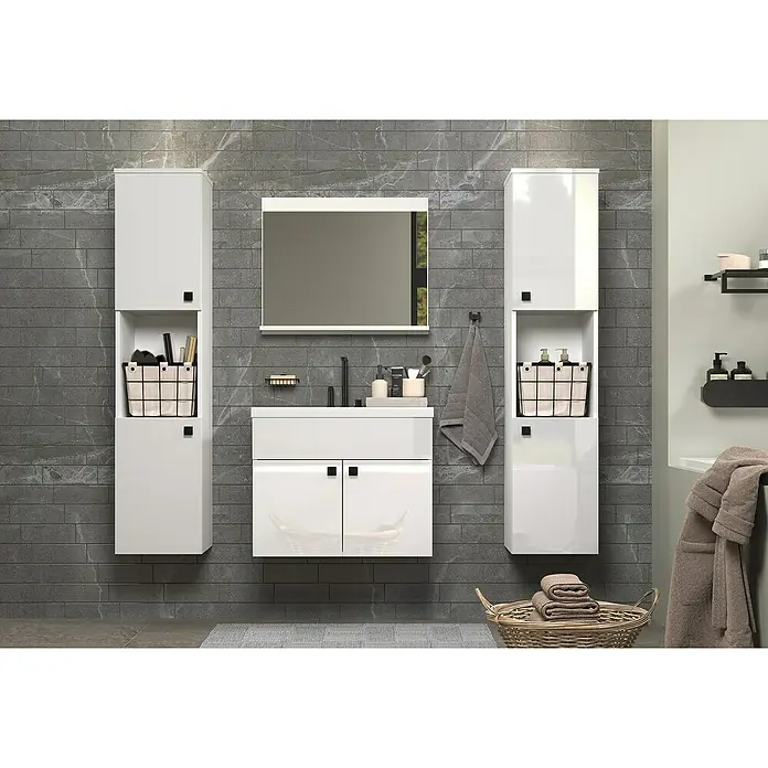 Trendteam Badmöbel-Set Haven - Gesamtbreite Badmöbel: 163 cm, Weiß, Glänzend, 5 -tlg. - Badezimmerinterieur mit weißen Schränken und einem Spiegel, die ein elegantes und modernes Design präsentieren.