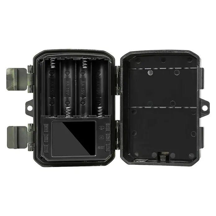 Denver Wildkamera WCS-5023 50 Megapixel - Camouflage - Die offene Wildkamera zeigt das Batteriefach mit 4 AA-Batterien, den Bildschirm, Tasten und die Innenseite des Gehäuses.