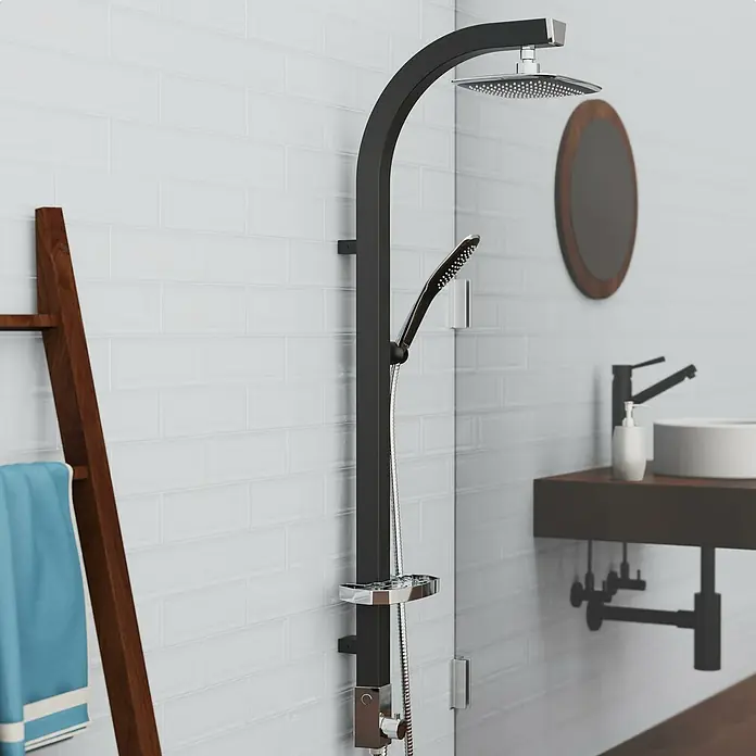 Schütte Duschpaneel Cityline - Höhe: 123 cm, Schwarz - Eine moderne, schwarze Duschsäule mit Regendusche und Handbrause, ergänzt durch ein Ablagefach, vor einer weißen Fliesenwand.