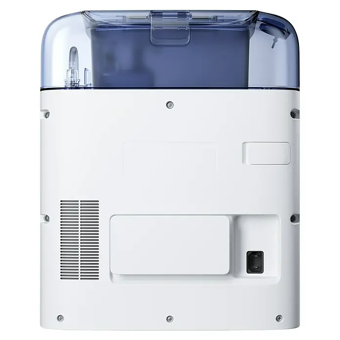 Ecovacs Saugwischroboter Deebot Mini Blue - Saugkraft: 9.000 Pa, Akkulaufzeit: 128 min, Fassungsvermögen Roboter: 140 ml - Rückansicht eines weißen medizinischen Geräts mit einem transparenten blauen Behälter. Hier sind Lüftungsschlitze und ein Stromanschluss sichtbar.