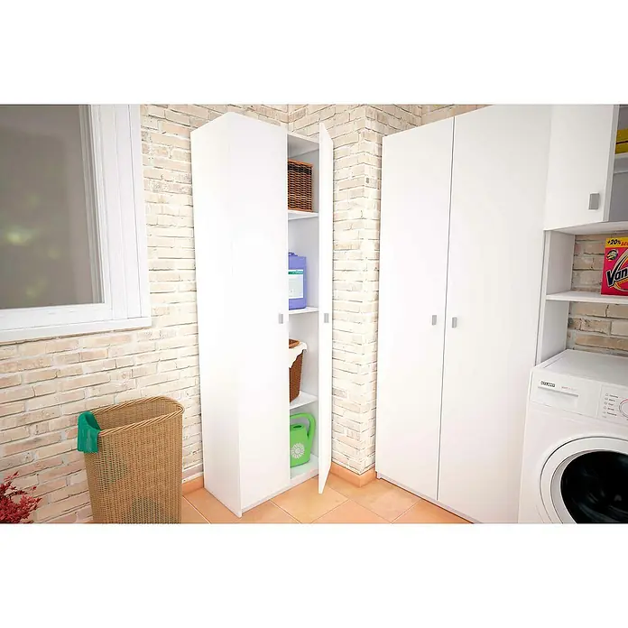 Meka Block Armario multiusos de madera K-8003 - 35,6 x 60 x 180 cm, Blanco, Número de puertas: 2 ud., Espesor: 16 mm - Toma de un armario de lavandería blanco con estantes, lleno de artículos para el hogar en un lavadero.