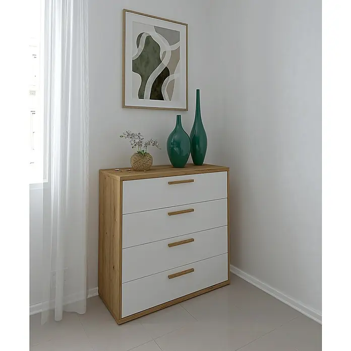Meka Block Cómoda K-977 - L x An x Al: 88,2 x 40 x 86,5 cm, Roble Albar/Blanco Poro, Número de cajones: 4 ud. - Un aparador moderno con cuatro cajones en blanco y aspecto de madera, decorado con jarrones y un cuadro, un complemento elegante para cualquier habitación.