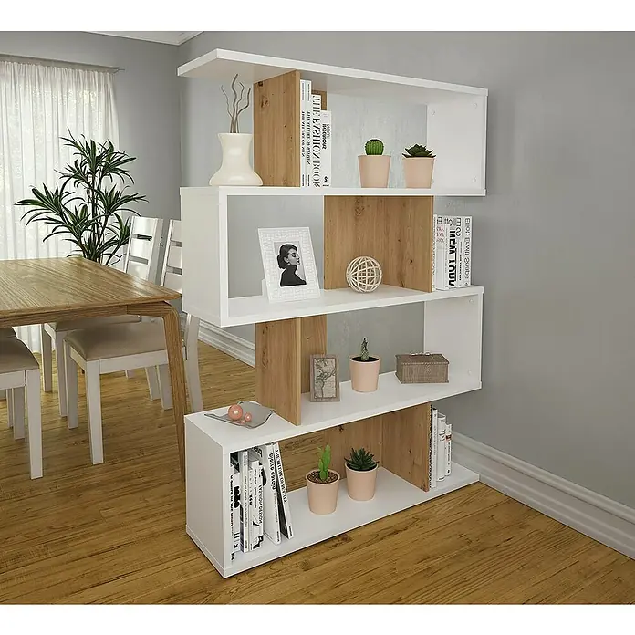 Meka Block Estantería de madera K-562 - L x An x Al: 28,6 x 110 x 152,5 cm, Número de baldas: 5 ud., Atornillado, Blanco Soft/Roble Albar - Un moderno separador de ambientes blanco con detalles de madera, que funciona como librería y está decorado con objetos.