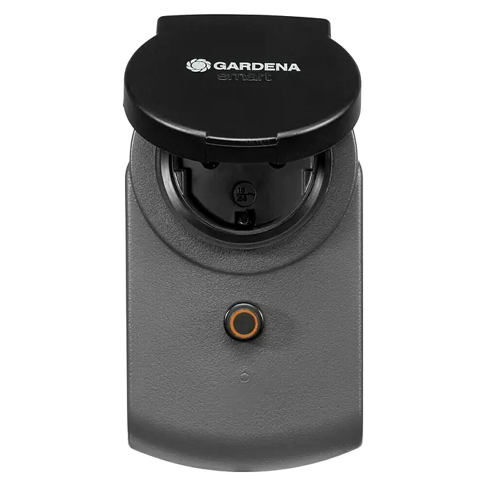 Gardena Smart system Stecker Smart Power - Passend für: Gardena Smart System - Nahaufnahme einer Gardena Smart Steckdose mit geöffnetem Deckel, die für den Außenbereich geeignet ist und smarte Gartensteuerung ermöglicht.