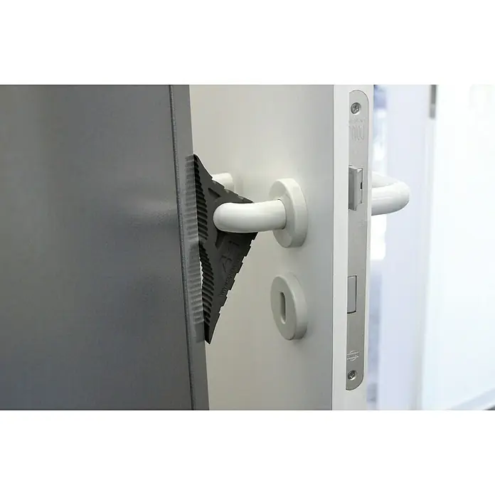 Schellenberg Tür- & Fensterstopper - Schwarz - Der Türstopper in Aktion: Ein Keil aus schwarzem Kunststoff blockiert eine Tür und hält sie offen. Praktisches Hilfsmittel für den Alltag.